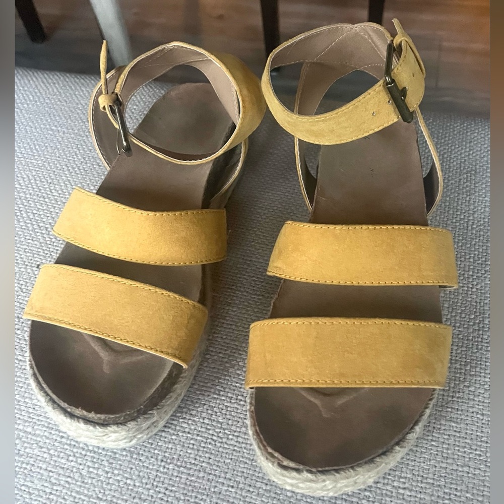 Universal Thread Sandals - Picture 2 of 4